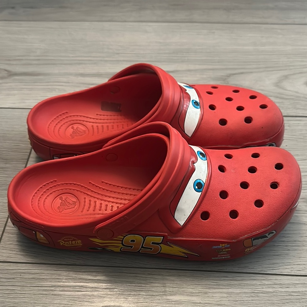 CROCS Red Sandals with Ventilation Holes and Adjustable Strap